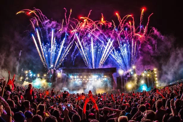 This image has an empty alt attribute; its file name is 0_JMP_LEC_280816CREAMFIELDS_21JPG.webp